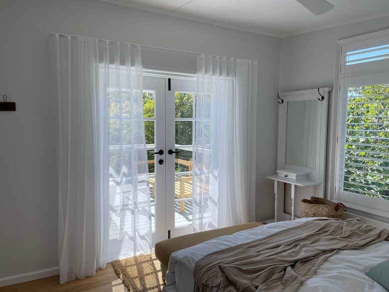 Vintage Coastal Escape Above Port Phillip Bay - Mount Martha, Australia