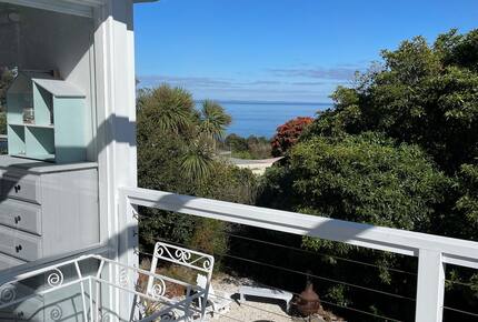 Vintage Coastal Escape Above Port Phillip Bay - Mount Martha, Australia