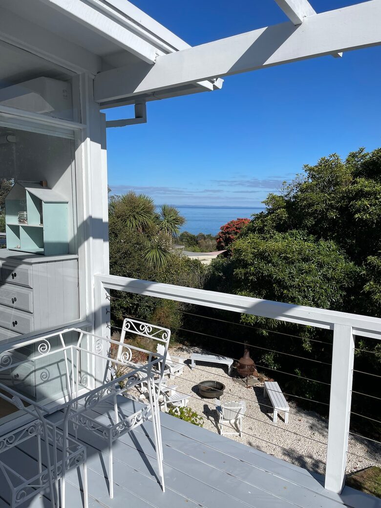 Vintage Coastal Escape Above Port Phillip Bay - Mount Martha, Australia