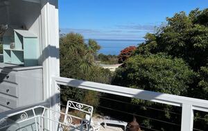 Vintage Coastal Escape Above Port Phillip Bay - Mount Martha, Australia