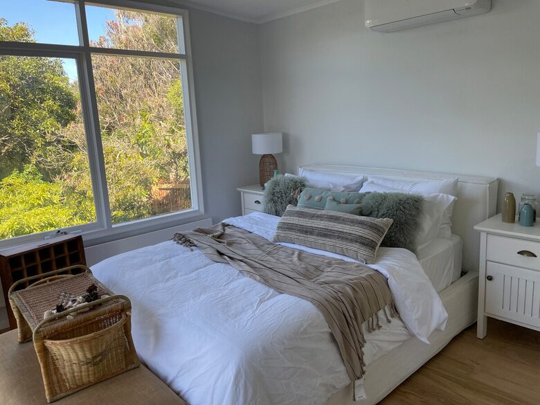 Vintage Coastal Escape Above Port Phillip Bay - Mount Martha, Australia