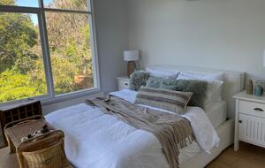 Vintage Coastal Escape Above Port Phillip Bay - Mount Martha, Australia