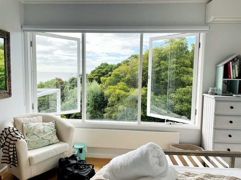 Vintage Coastal Escape Above Port Phillip Bay - Mount Martha, Australia