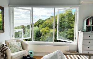 Vintage Coastal Escape Above Port Phillip Bay - Mount Martha, Australia