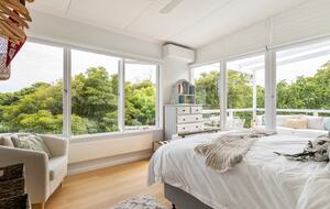 Vintage Coastal Escape Above Port Phillip Bay - Mount Martha, Australia