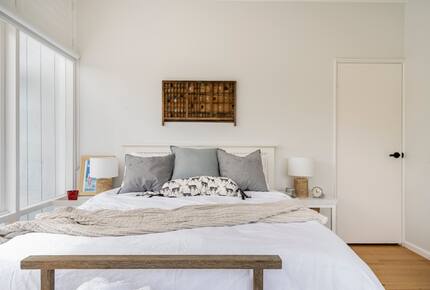 Vintage Coastal Escape Above Port Phillip Bay - Mount Martha, Australia