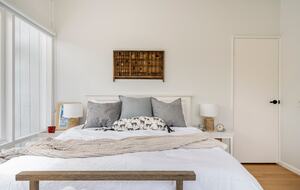 Vintage Coastal Escape Above Port Phillip Bay - Mount Martha, Australia