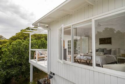 Vintage Coastal Escape Above Port Phillip Bay - Mount Martha, Australia