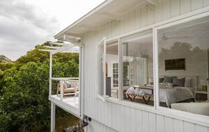 Vintage Coastal Escape Above Port Phillip Bay - Mount Martha, Australia