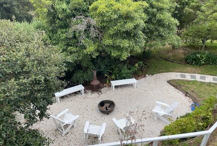 Vintage Coastal Escape Above Port Phillip Bay - Mount Martha, Australia