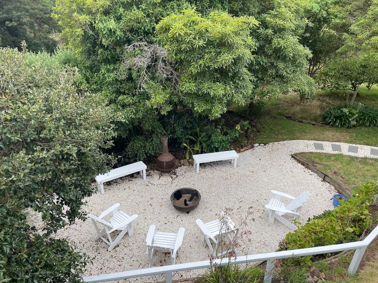 Vintage Coastal Escape Above Port Phillip Bay - Mount Martha, Australia