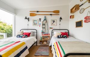 Vintage Coastal Escape Above Port Phillip Bay - Mount Martha, Australia