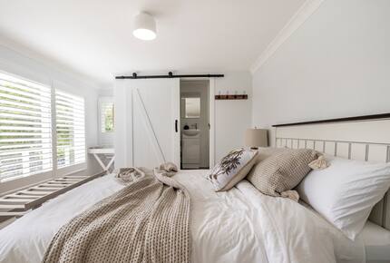 Vintage Coastal Escape Above Port Phillip Bay - Mount Martha, Australia