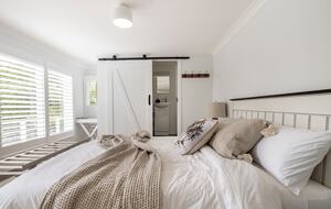 Vintage Coastal Escape Above Port Phillip Bay - Mount Martha, Australia