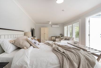 Vintage Coastal Escape Above Port Phillip Bay - Mount Martha, Australia