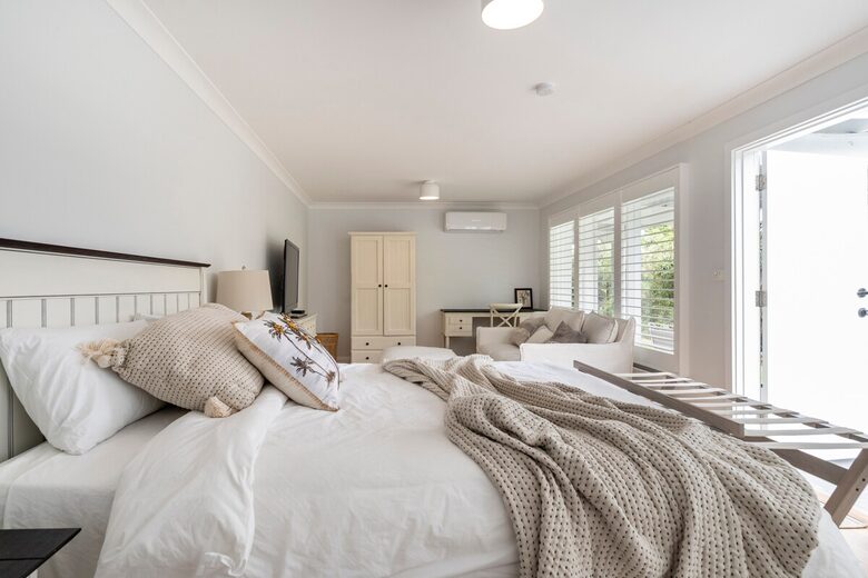 Vintage Coastal Escape Above Port Phillip Bay - Mount Martha, Australia