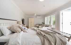 Vintage Coastal Escape Above Port Phillip Bay - Mount Martha, Australia