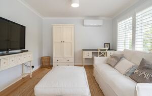 Vintage Coastal Escape Above Port Phillip Bay - Mount Martha, Australia