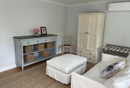 Vintage Coastal Escape Above Port Phillip Bay - Mount Martha, Australia