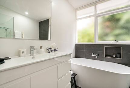 Vintage Coastal Escape Above Port Phillip Bay - Mount Martha, Australia