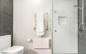 Vintage Coastal Escape Above Port Phillip Bay - Mount Martha, Australia