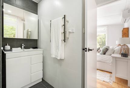 Vintage Coastal Escape Above Port Phillip Bay - Mount Martha, Australia