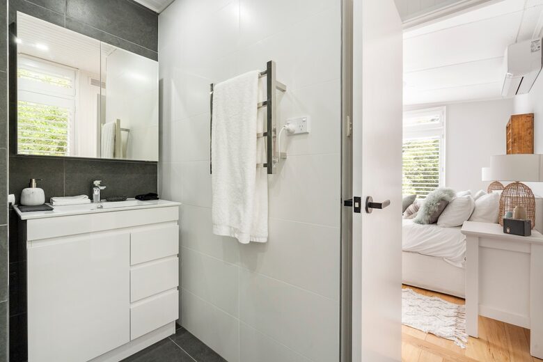 Vintage Coastal Escape Above Port Phillip Bay - Mount Martha, Australia