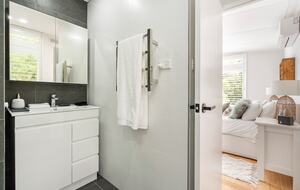 Vintage Coastal Escape Above Port Phillip Bay - Mount Martha, Australia