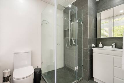 Vintage Coastal Escape Above Port Phillip Bay - Mount Martha, Australia