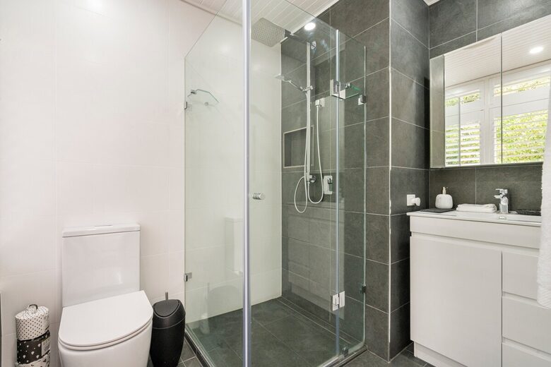 Vintage Coastal Escape Above Port Phillip Bay - Mount Martha, Australia