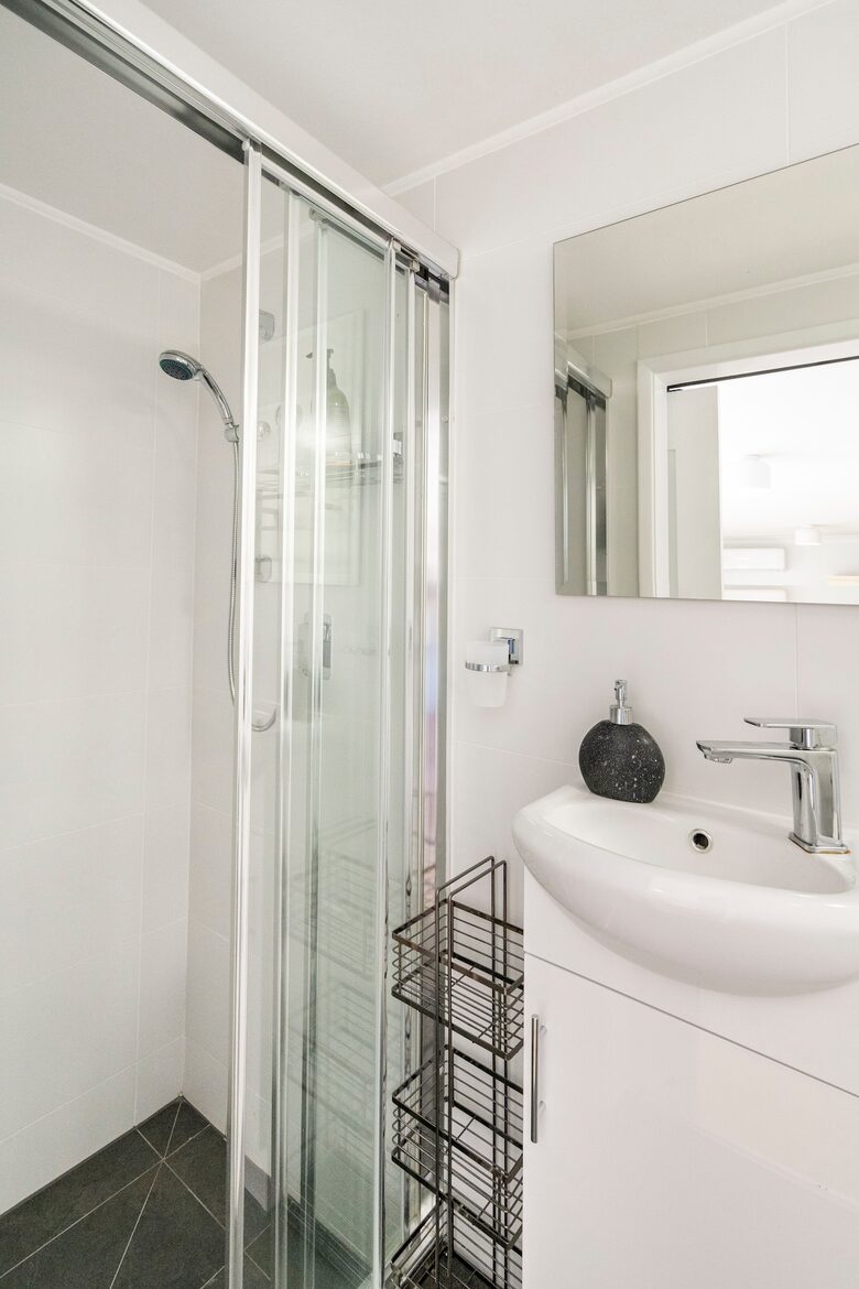 Vintage Coastal Escape Above Port Phillip Bay - Mount Martha, Australia