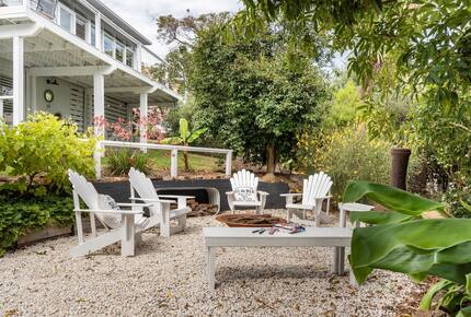 Vintage Coastal Escape Above Port Phillip Bay - Mount Martha, Australia