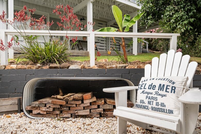 Vintage Coastal Escape Above Port Phillip Bay - Mount Martha, Australia
