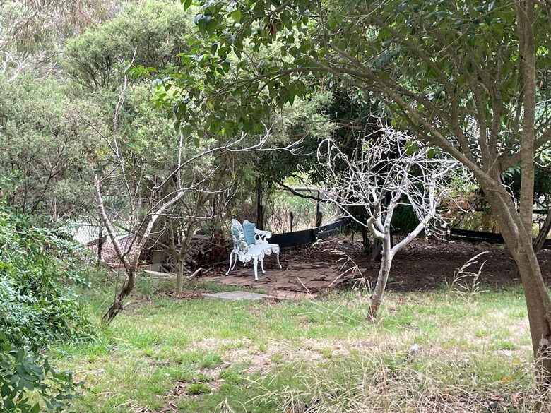 Vintage Coastal Escape Above Port Phillip Bay - Mount Martha, Australia