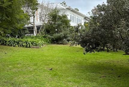 Vintage Coastal Escape Above Port Phillip Bay - Mount Martha, Australia