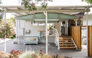 Vintage Coastal Escape Above Port Phillip Bay - Mount Martha, Australia