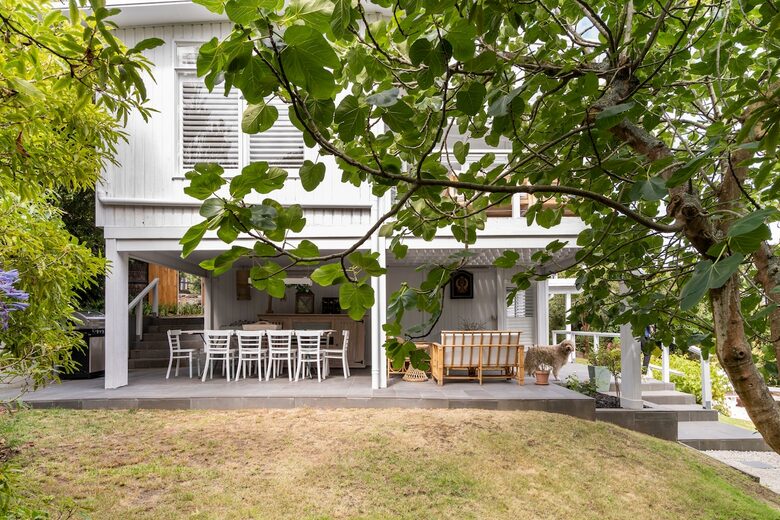 Vintage Coastal Escape Above Port Phillip Bay - Mount Martha, Australia