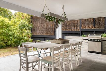 Vintage Coastal Escape Above Port Phillip Bay - Mount Martha, Australia