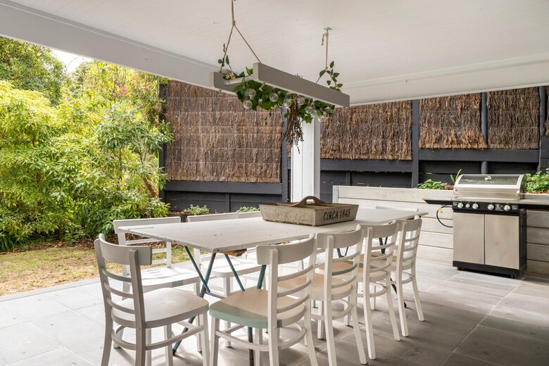 Vintage Coastal Escape Above Port Phillip Bay - Mount Martha, Australia