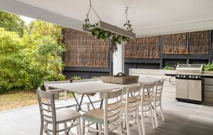 Vintage Coastal Escape Above Port Phillip Bay - Mount Martha, Australia