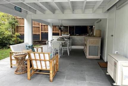 Vintage Coastal Escape Above Port Phillip Bay - Mount Martha, Australia