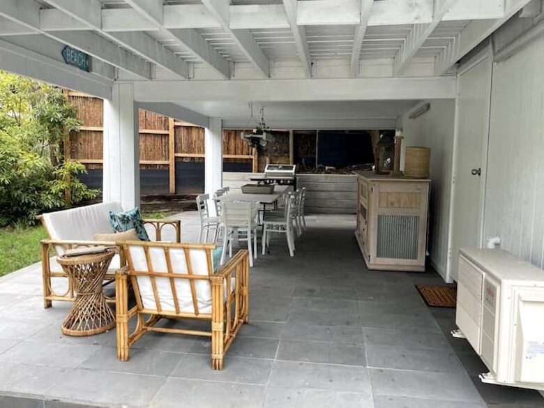 Vintage Coastal Escape Above Port Phillip Bay - Mount Martha, Australia