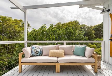 Vintage Coastal Escape Above Port Phillip Bay - Mount Martha, Australia