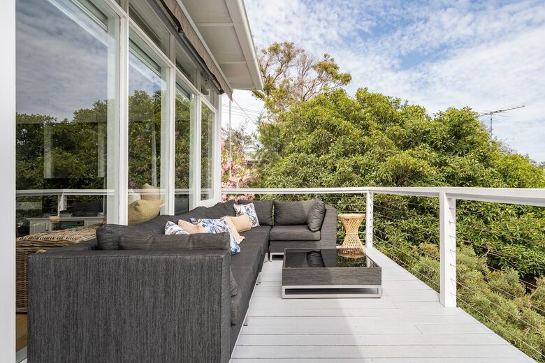 Vintage Coastal Escape Above Port Phillip Bay - Mount Martha, Australia