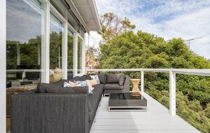 Vintage Coastal Escape Above Port Phillip Bay - Mount Martha, Australia