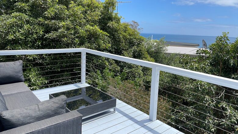 Vintage Coastal Escape Above Port Phillip Bay - Mount Martha, Australia
