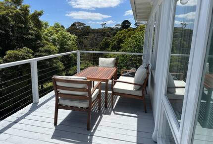 Vintage Coastal Escape Above Port Phillip Bay - Mount Martha, Australia