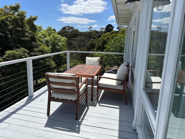 Vintage Coastal Escape Above Port Phillip Bay - Mount Martha, Australia
