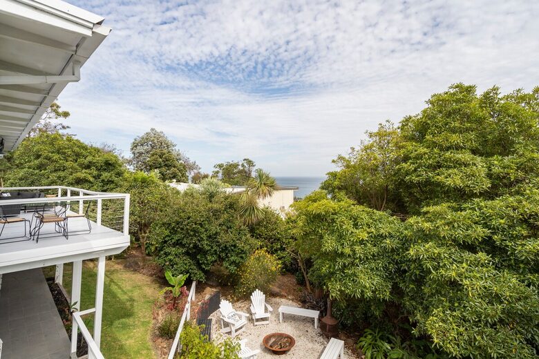 Vintage Coastal Escape Above Port Phillip Bay - Mount Martha, Australia