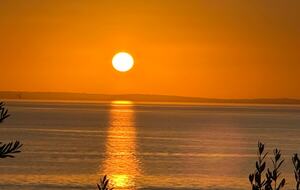 Vintage Coastal Escape Above Port Phillip Bay - Mount Martha, Australia